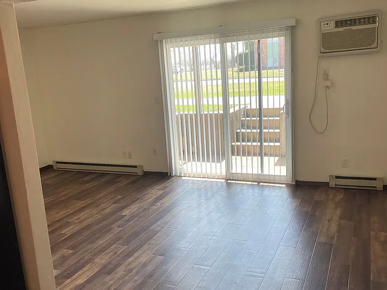 Immaculate Updated 1 and 2 Bedrooms with 1 Bath — Photo 3