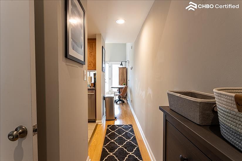 Entry has tile floor and baskets for keys, et