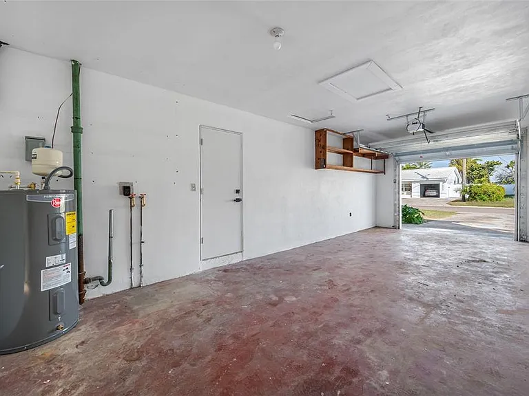 7930 Causeway Blvd S — Photo 38