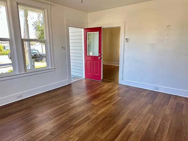203 S Murdock Ave — Photo 3