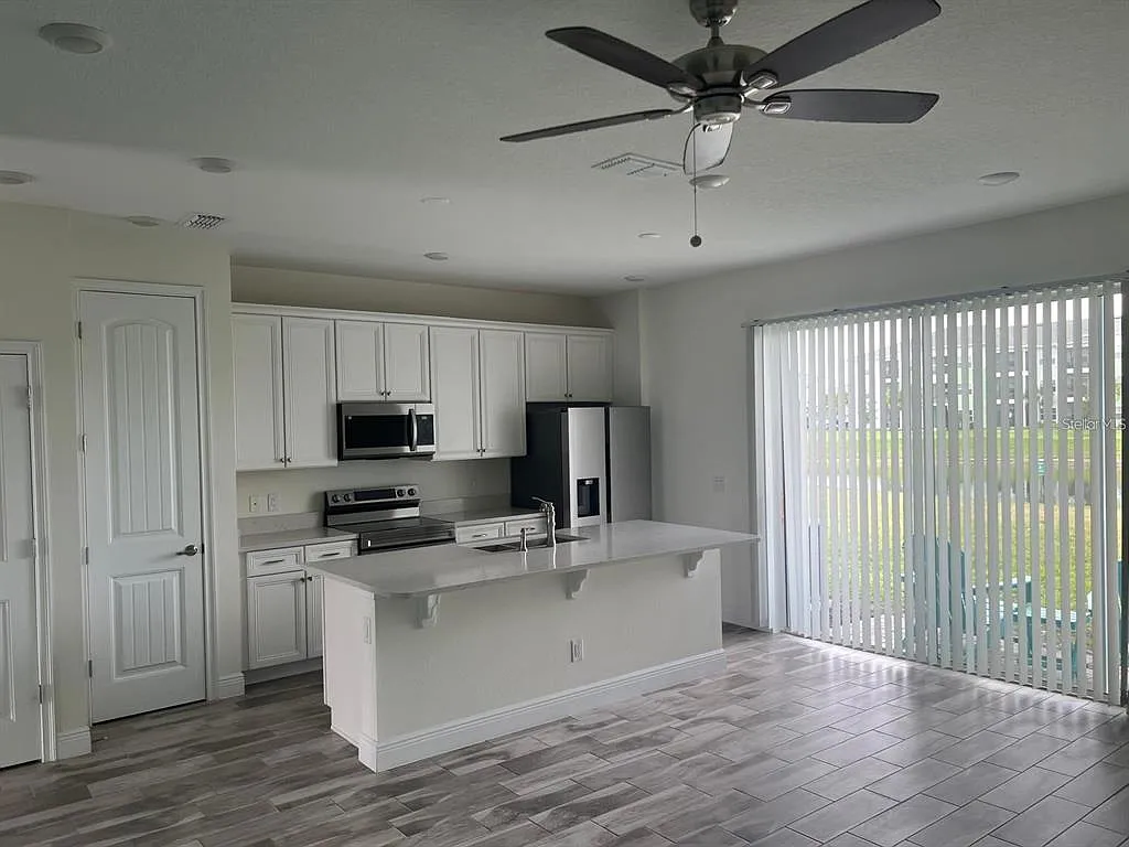 3 bed, 3.0 bath, 1394 sqft, $2,590 — Photo 2