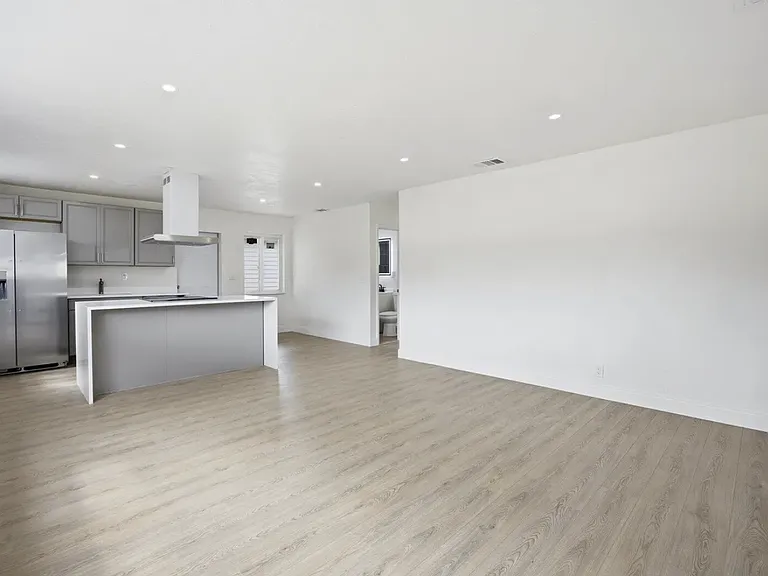 737 W Ilex Dr — Photo 2