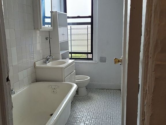 3rd image of 3801 Review Pl APT 5C