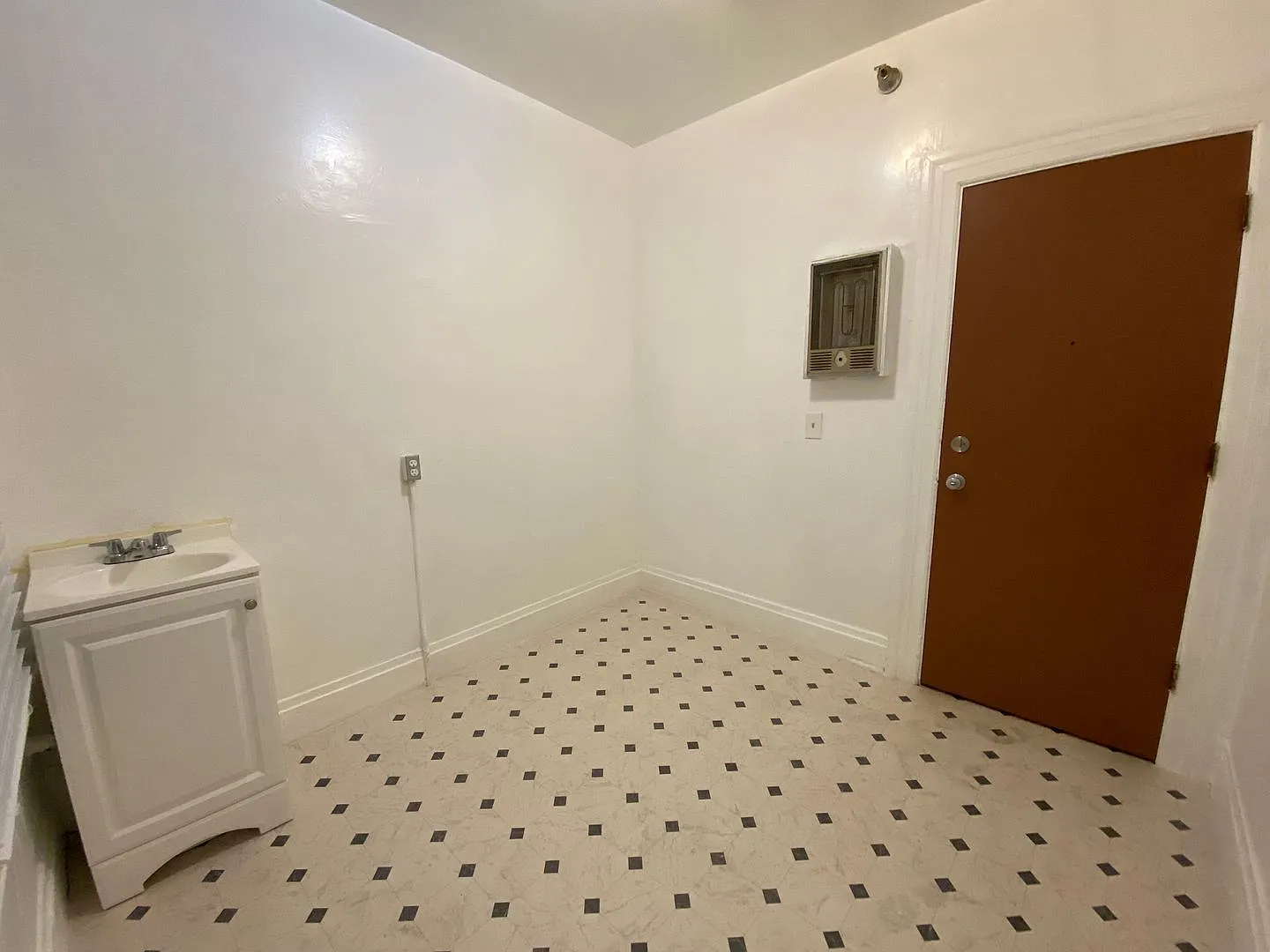Private SRO Room near North Beach, Chinatown & Financial District — Photo 1