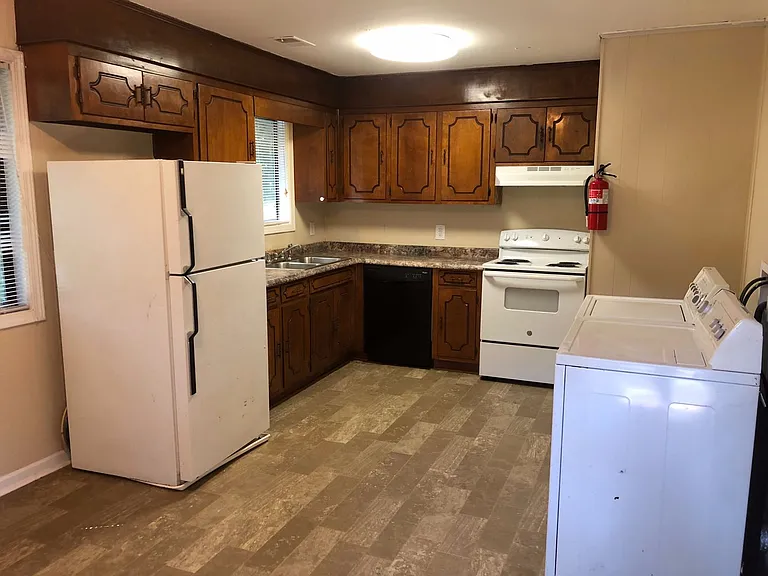 812 Creekside Dr — Photo 2