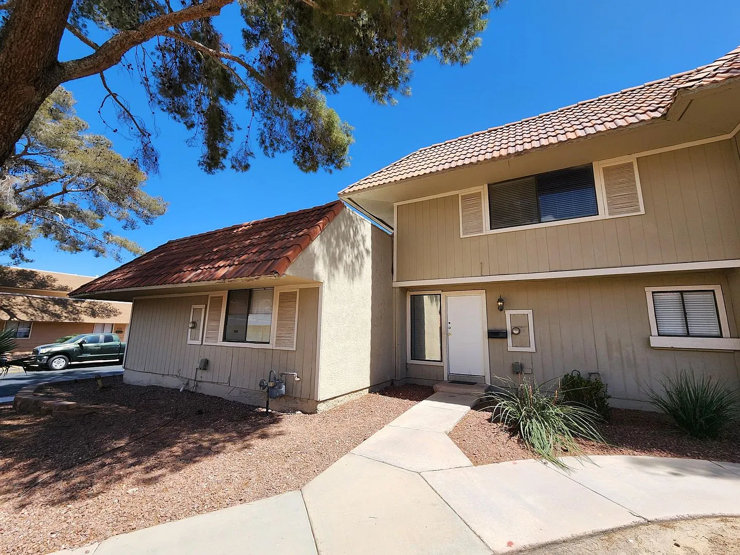 Beautiful And Spacious Two Story Town Home In Quiet And Nice Neighborhood! — Photo 1
