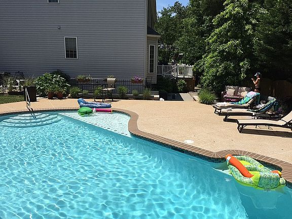 2nd image of 912 Leona Ln