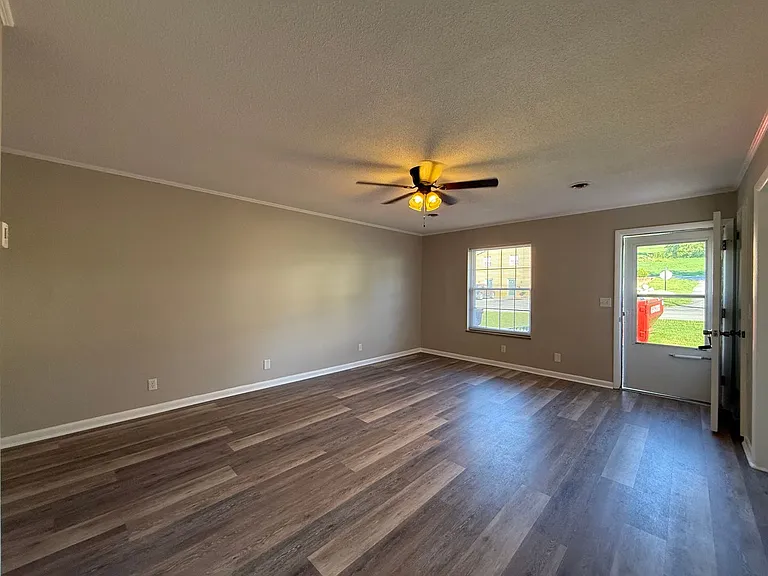 104 Skyview Dr — Photo 5