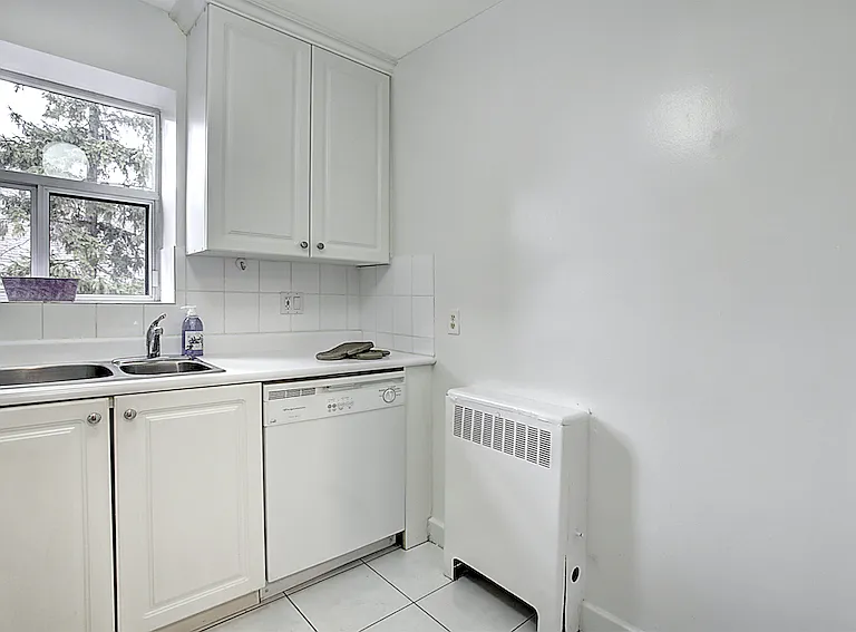 2692 Bloor St W — Photo 3