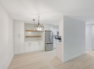 215 Barry Ave S APT 218, Wayzata, MN 55391