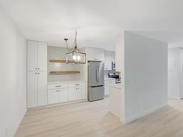 215 Barry Ave S APT 218, Wayzata, MN 55391