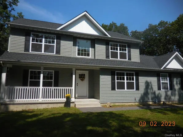 230 Expressway Drive N, Medford, NY 11763