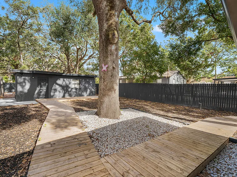 4303 W Woodlawn Ave — Photo 27