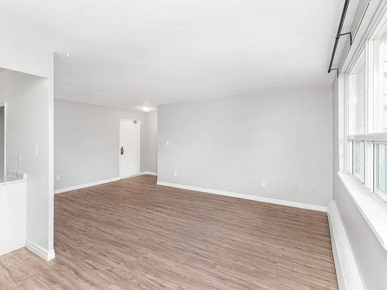 1185 Fennell Ave E — Photo 9