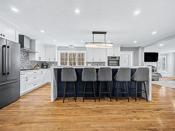 4th image of 7 S Barn Rd