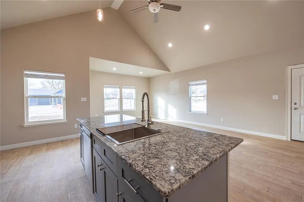 812 Valley Oaks Ln - P — Photo 4