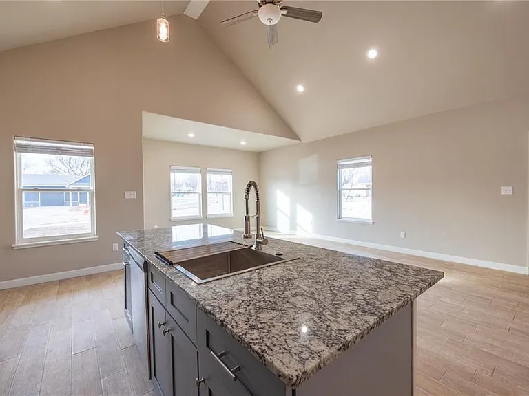 802 Valley Oaks Ln — Photo 7