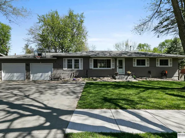 8110 S Cherrywood Dr, Lincoln, NE 68510