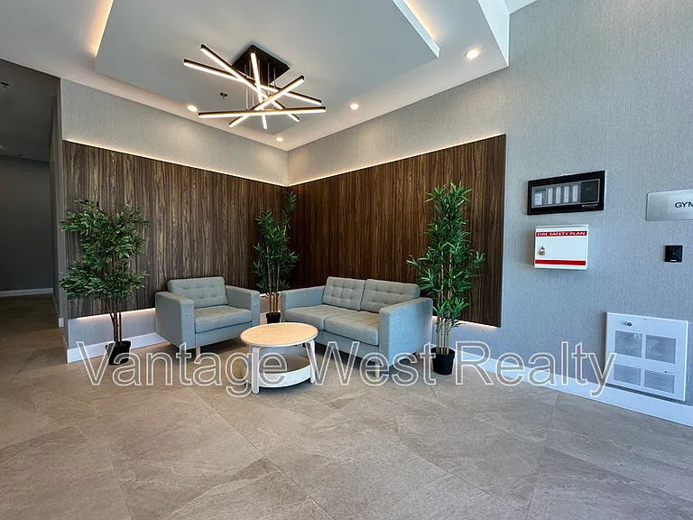 1380 Pridham Ave #305 — Photo 19