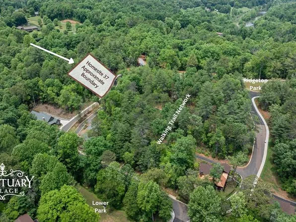 37 Village Cir W, Franklin, NC 28734