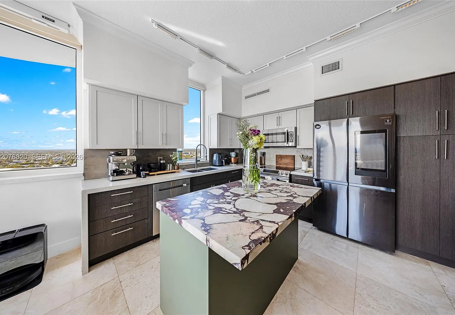 Duo Condominium West — Photo 3