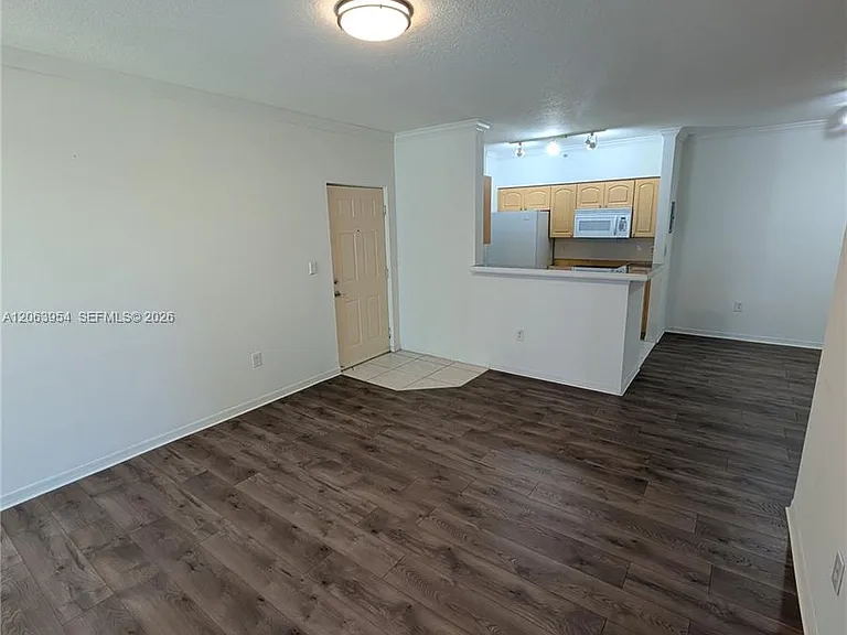 6831 SW 44th St #203 — Photo 5