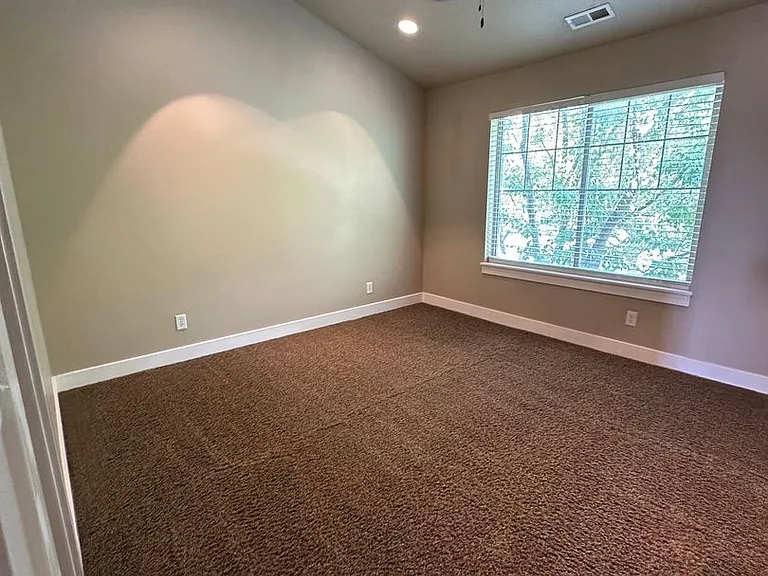 1003 N Independence Ave — Photo 12