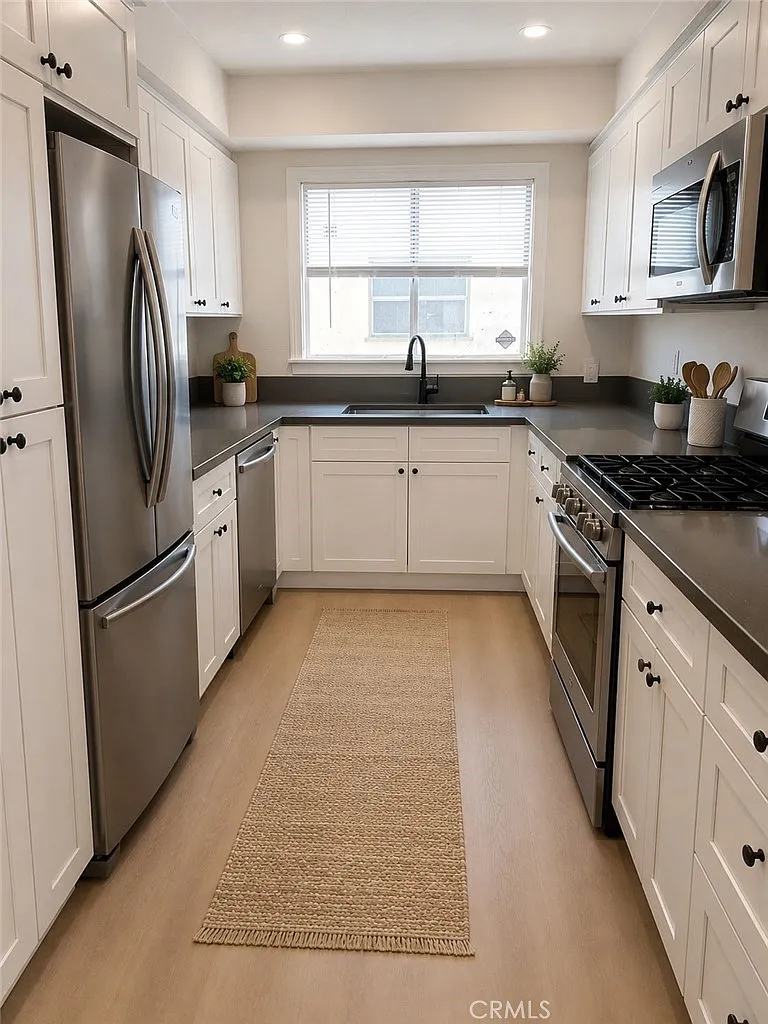 2 bed, 950 sqft, $2,450 — Photo 2