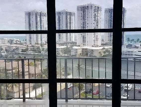 3rd image of 1000 Parkview Dr APT 1008