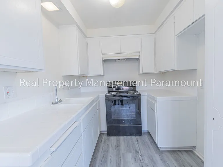 540 W Queen Street — Photo 14