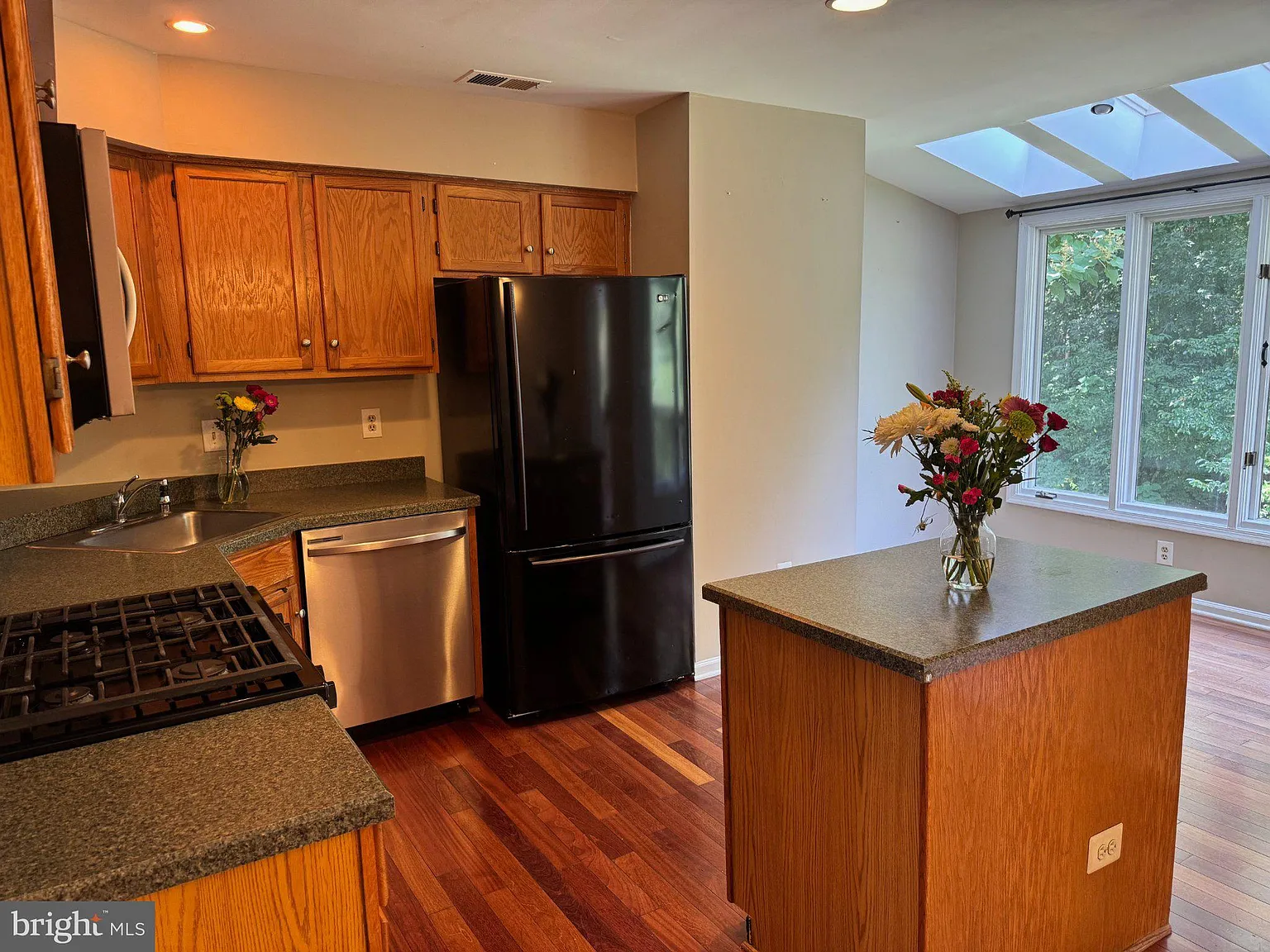 3 bed, 2.5 bath, 1940 sqft, $2,750 — Photo 2