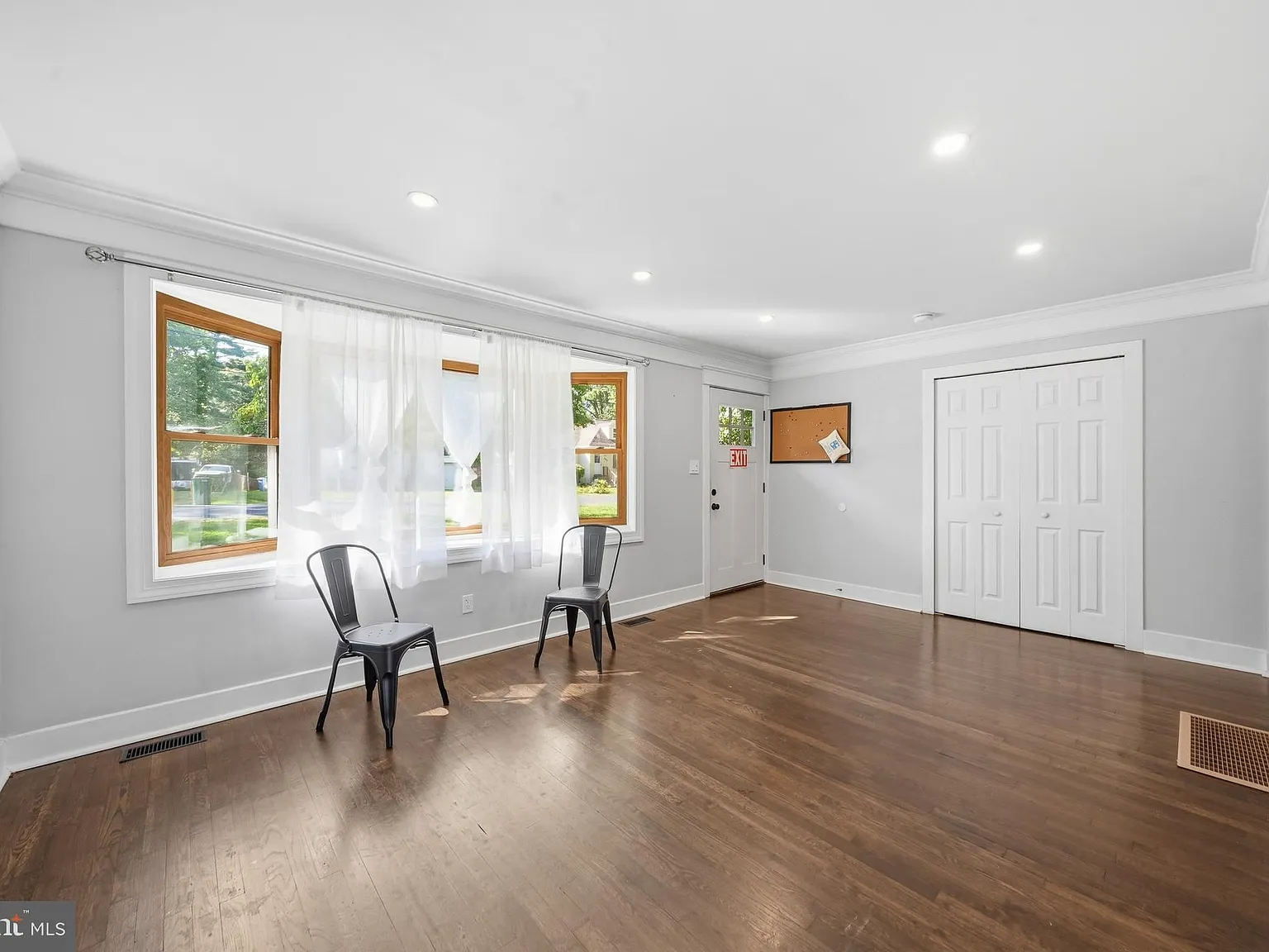 4 bed, 1.5 bath, 984 sqft, $2,995 — Photo 4