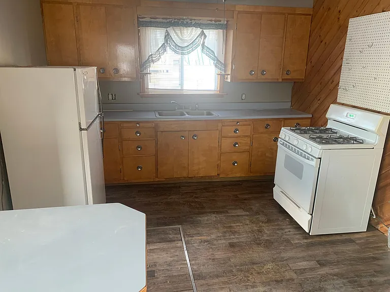 215 N Elm St — Photo 3