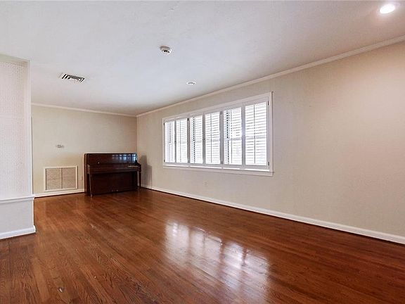 5th image of 1010 W Dr McConnell Blvd