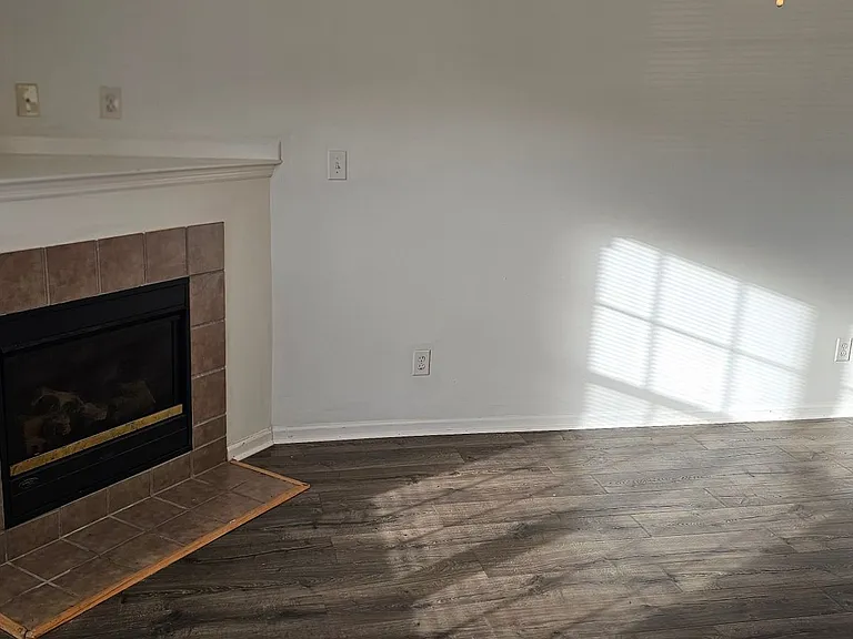 204 Fairwood Ct — Photo 5
