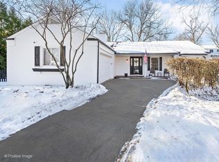 2S386 Seneca Dr, Wheaton, IL 60189