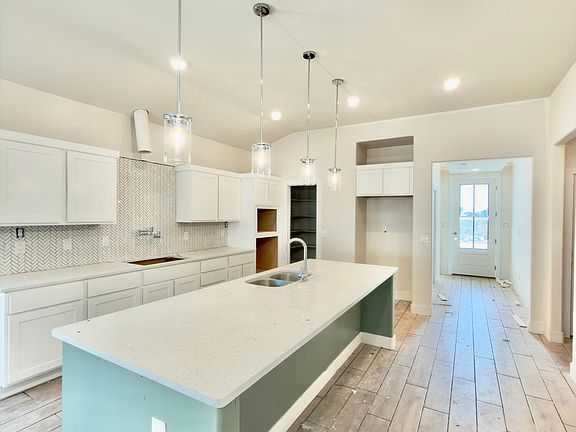 3rd image of 3885 Perspective St