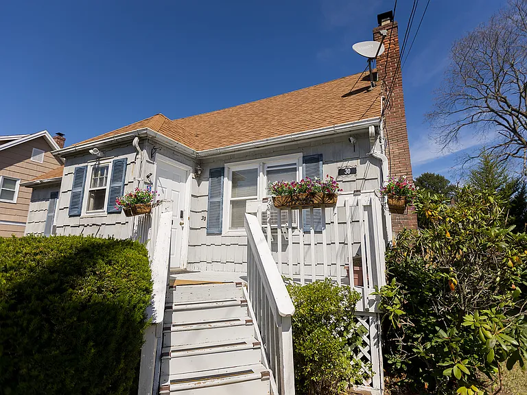 30 Florence Ave — Photo 37