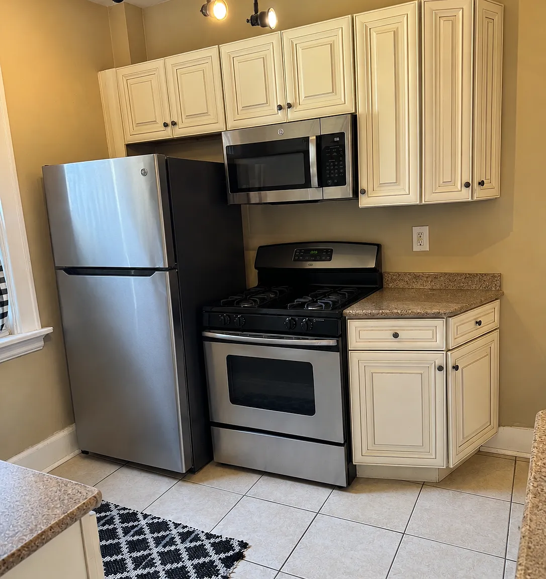 3 bed, 1900 sqft, $3,400 — Photo 3