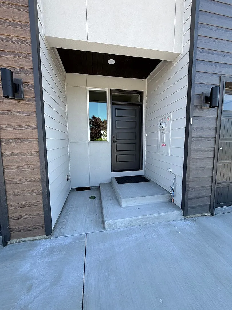 !! Limited Time Move-In Special!! - First And Last Month Free Rent With A 12 Month Lease! — Photo 1
