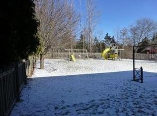 108 Crystal Ridge Dr, Crystal Lake, IL 60012