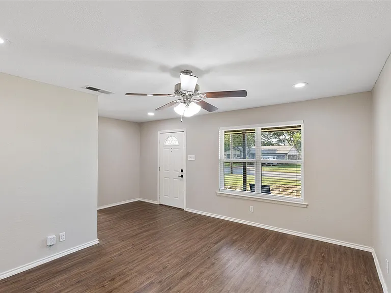 614 Cambridge Dr — Photo 5