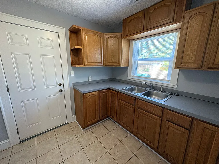 1832 Garibaldi Ave — Photo 4