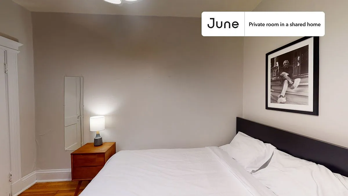 Queen bedroom in 3 bed/1 bath home in Allston #728 C — Photo 3