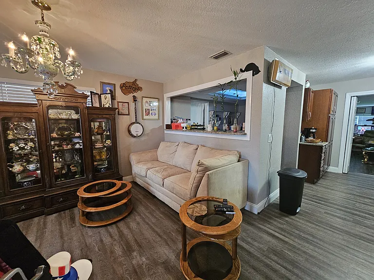 545 Oxford Ave — Photo 16