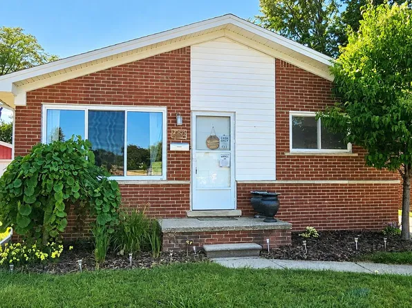 27825 Joan St, Saint Clair Shores, MI 48081