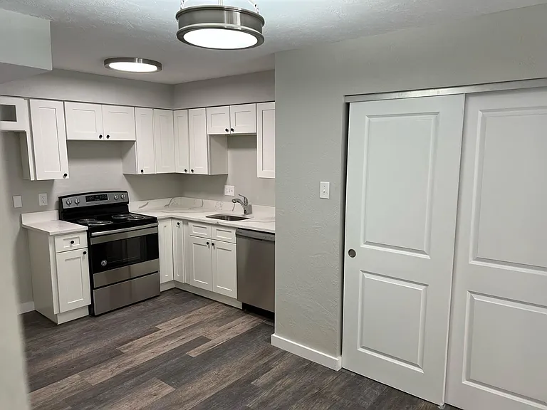 228 Parkwood Cir #4 — Photo 3