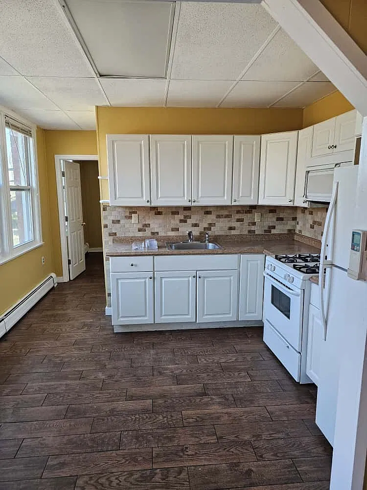 2 bed, 850 sqft, $2,200 — Photo 1