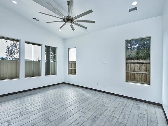 5th image of 2498 Apex Ave #B