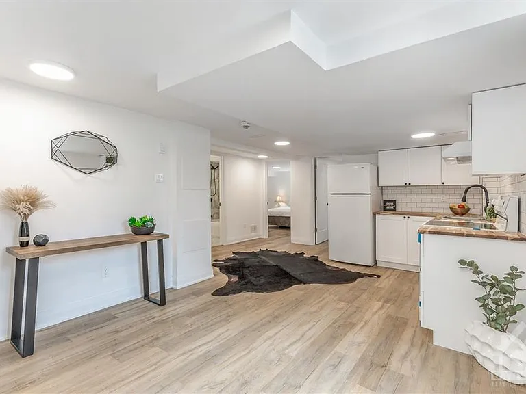 2093 Saunderson Dr — Photo 2